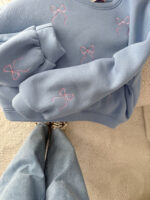 Niebieska-Bluza-w-różowe-kokardki-mouliu (3)