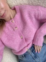 Różowy-sweterek-zapinany-na-guziki-mouliu (8)